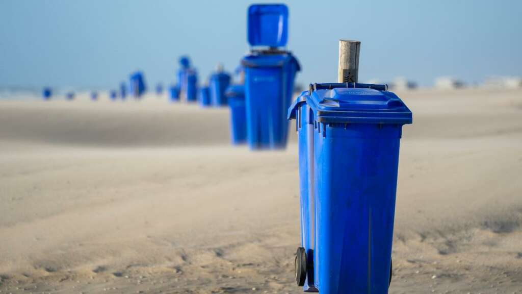 blue-bin-waste-separation ถังขยะแยกประเภท สีน้ำเงินหรือสีฟ้า
