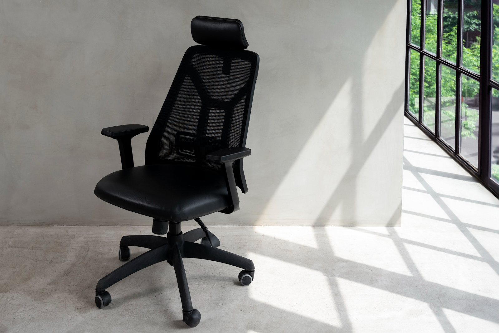 budget-office-ergonomic-chairs ตกแต่งออฟฟิศแบบประหยัด เก้าอี้รองรับสรีระ