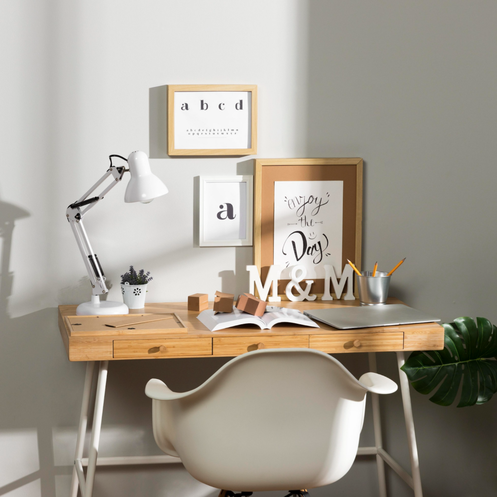 budget-office-personal-collections ตกแต่งออฟฟิศแบบประหยัด ของสะสม